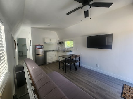 Interior. One bedroom inlaw house by Bush Gardens - USF