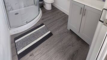 Een douche, een haardroger, handdoeken, zeep