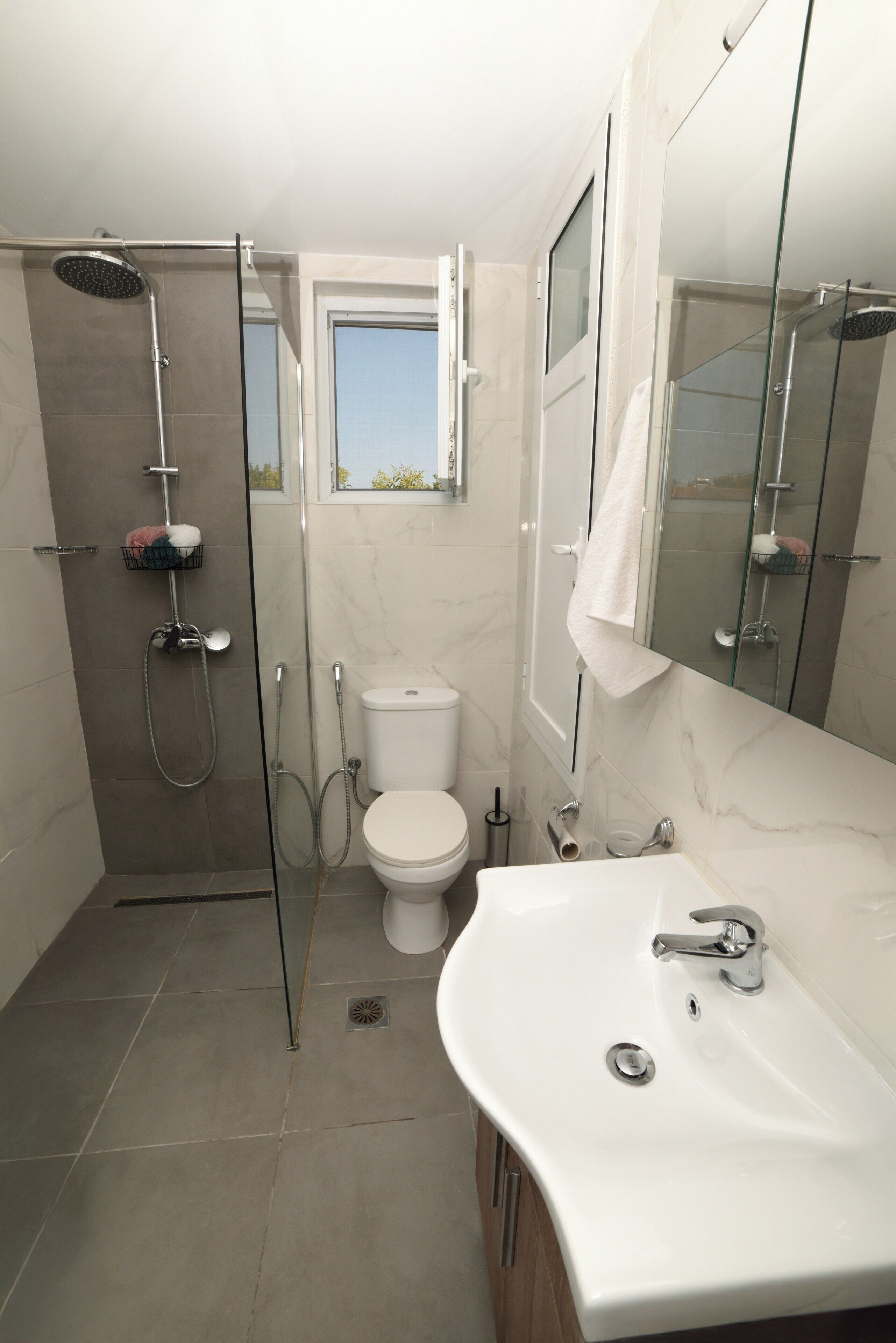 Basic Apartment | Bathroom
