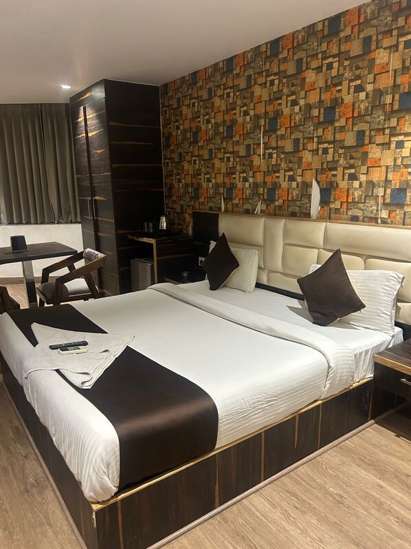 Desk, free WiFi - The Crims Hotel Pratap Nagar (Jaipur)