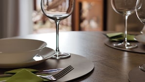 A dining table with a bowl, two wine glasses, and cutlery. - La Terrazza di Aurora (Cremeno)