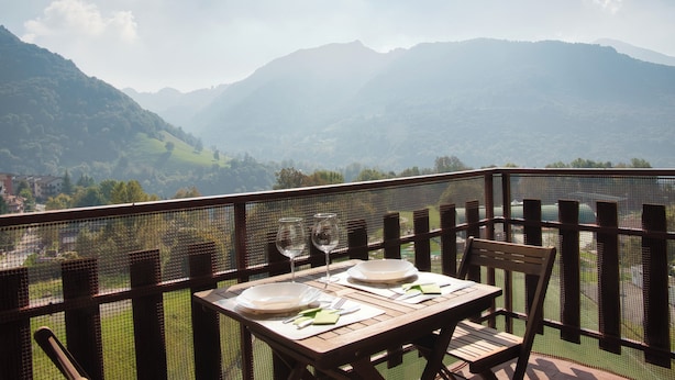 A table set for two with a view of mountains. - La Terrazza di Aurora (Cremeno)