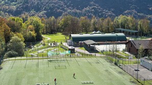 A sports field with a building in the background. - La Terrazza di Aurora (Cremeno)