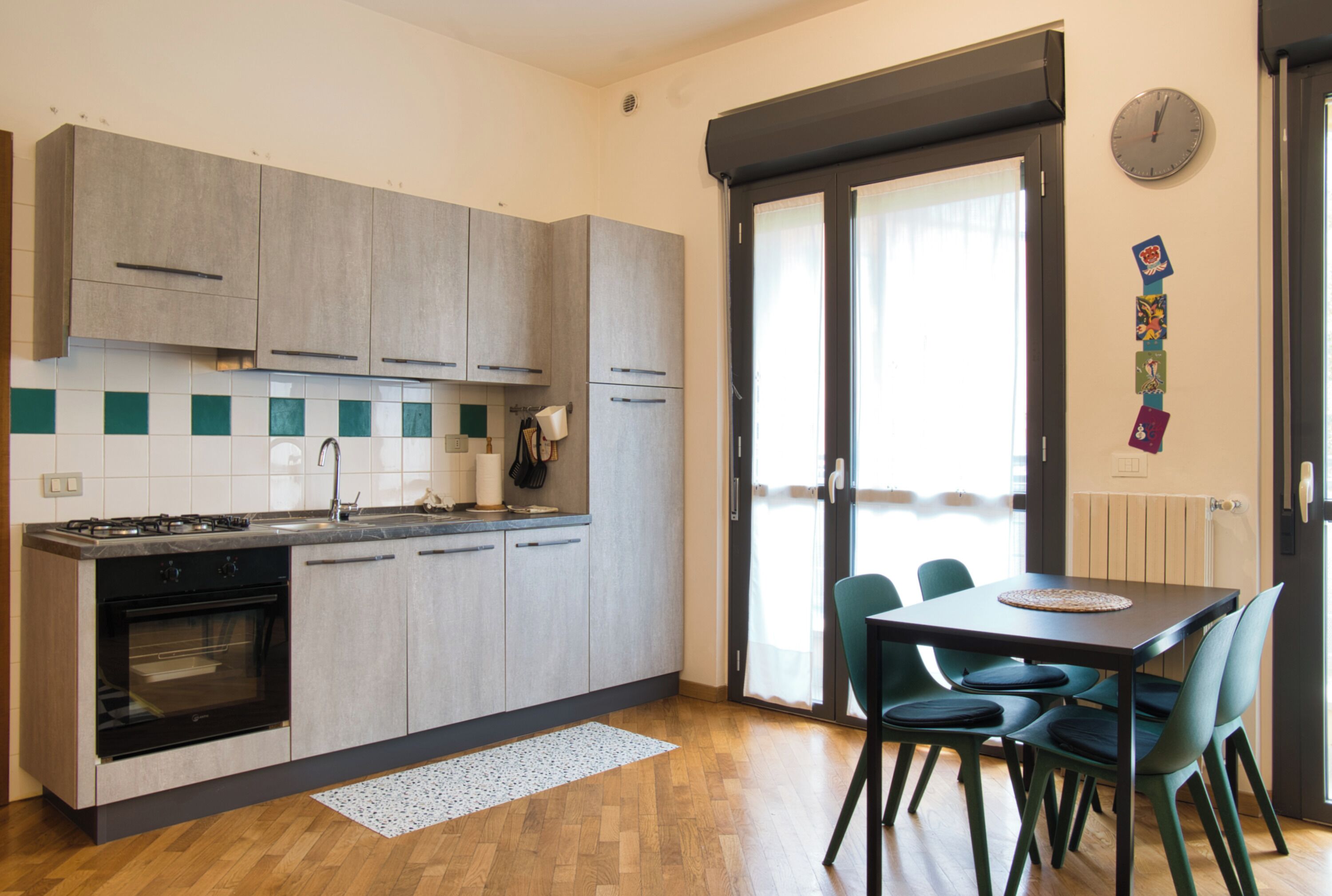 Kylskåp, ugn, spishäll och kaffe- och tebryggare