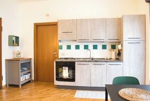 Fridge, oven, stovetop, coffee/tea maker - The Lake Whale - One Bedroom Apartment, Sleeps 4 (Lecco)