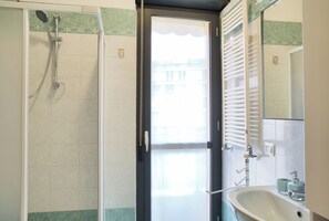 Shower, hair dryer, bidet, towels - The Lake Whale - One Bedroom Apartment, Sleeps 4 (Lecco)