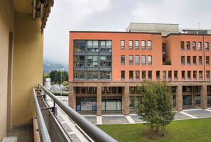 Property grounds - The Lake Whale - One Bedroom Apartment, Sleeps 4 (Lecco)