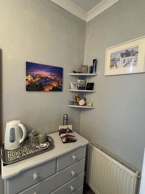 Cortinas blackout, tabla de planchar con plancha y wifi gratis 