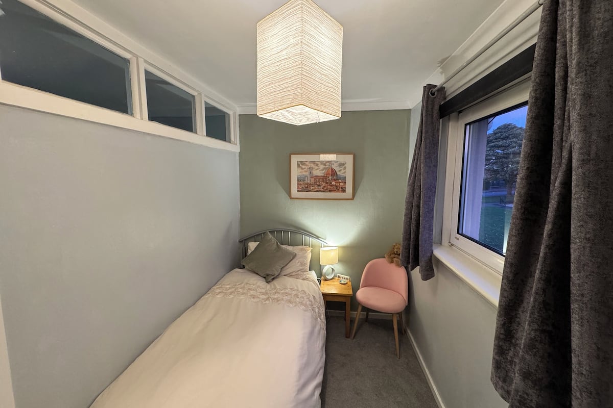 Cortinas blackout, tabla de planchar con plancha y wifi gratis