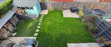 Twin kamer, 2 eenpersoonsbedden, uitzicht op tuin | Verduisterende gordijnen, een strijkplank/strijkijzer, gratis wifi