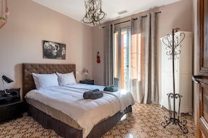 6 bedrooms, iron/ironing board, internet, bed sheets