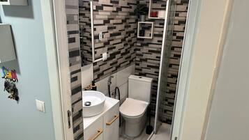 Dusche, Haartrockner, Handtücher, Seife
