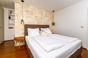 Iron/ironing board, internet, bed sheets