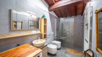 Doccia, asciugacapelli, bidet, asciugamani