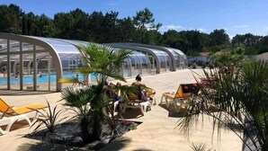 Inomhuspool och utomhuspool