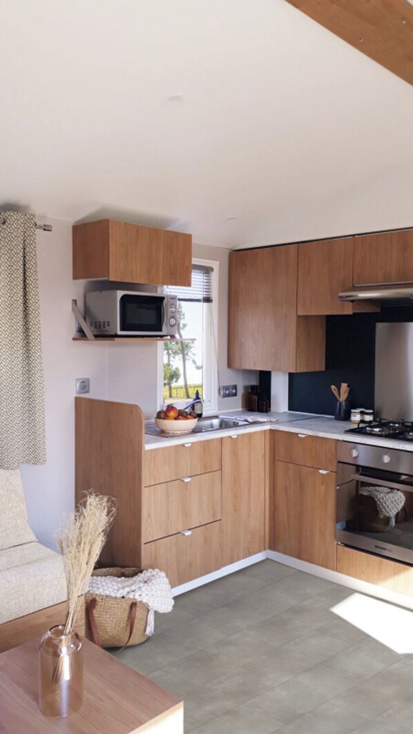 Réfrigérateur, four à micro-ondes, un four, surface de cuisson