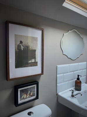 Shower, hair dryer, towels, soap - Cosy Welsh Cottage Eryri (Eglwys Fach)