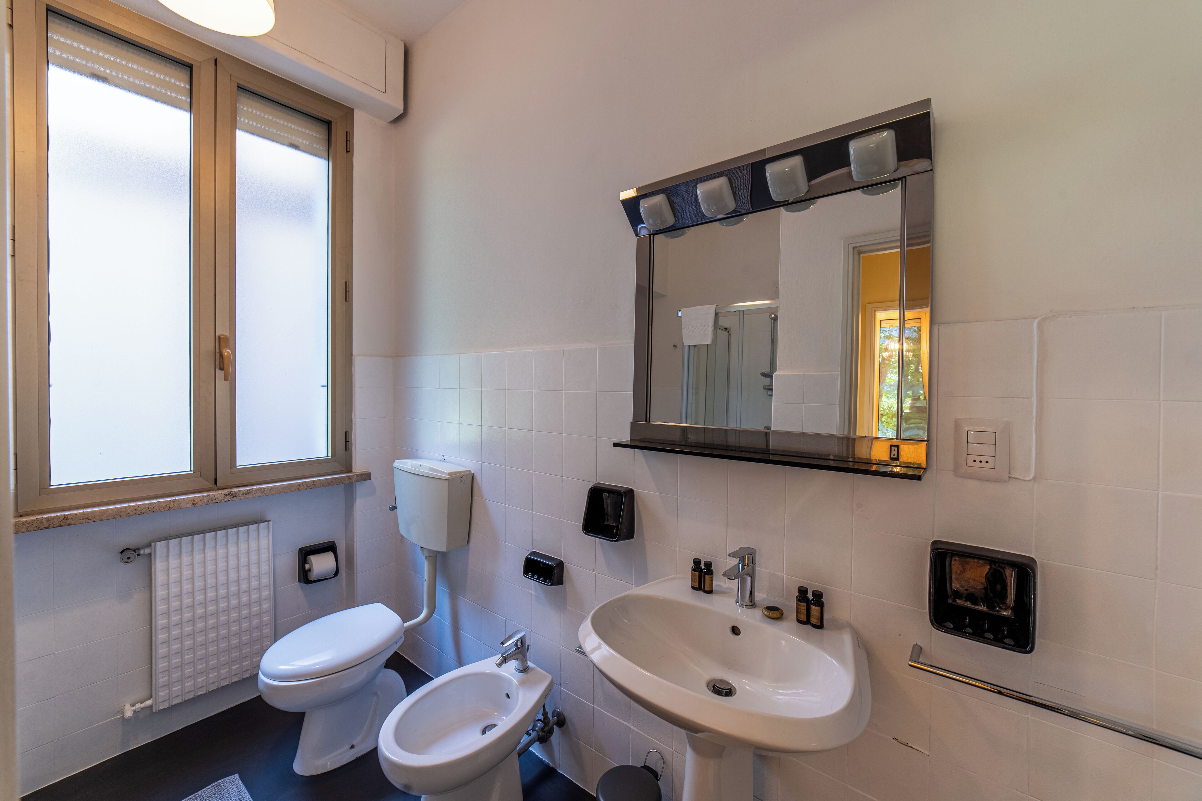 مجففات شعر، مراحيض شطف، مناشف، صابون