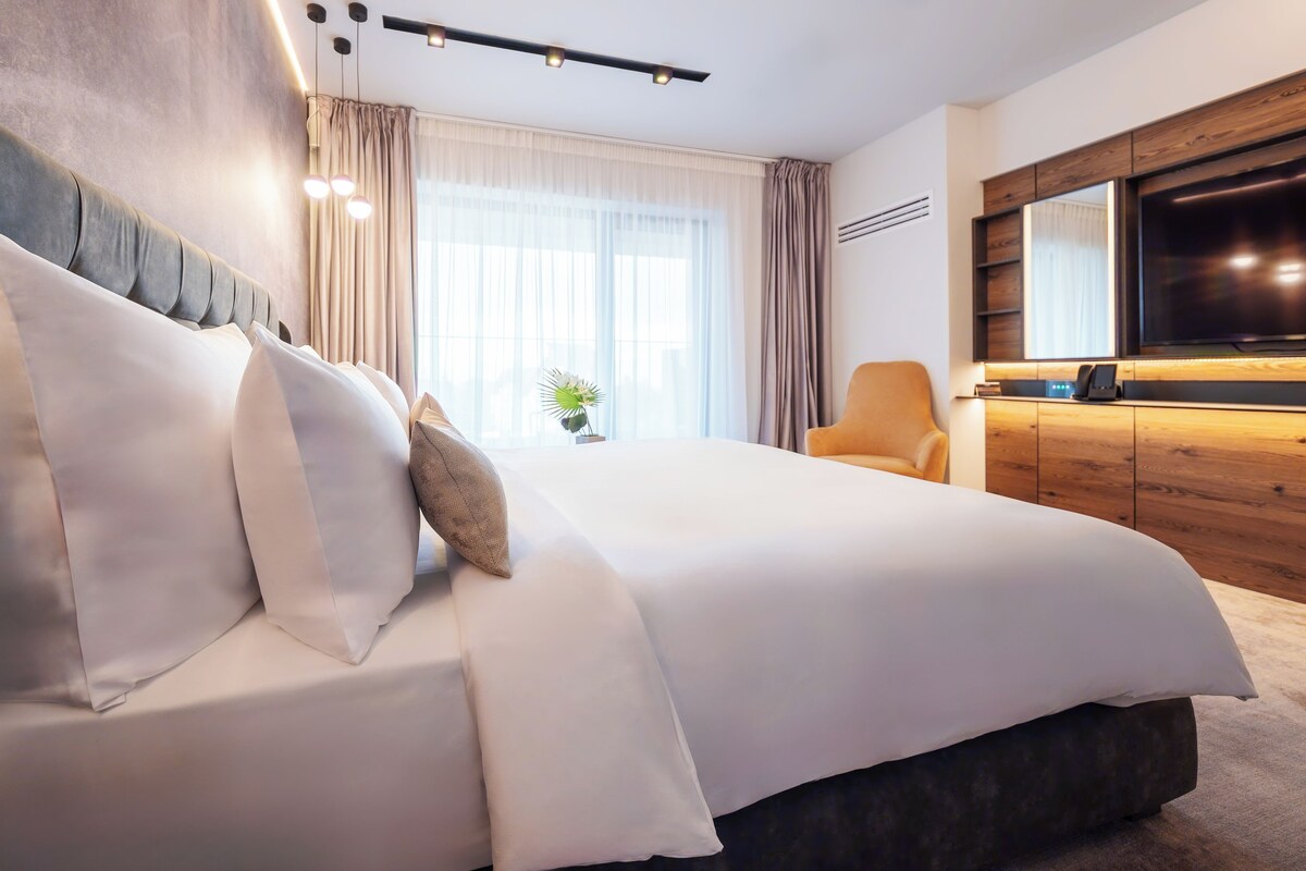 Peralatan tempat tidur premium, bar mini, meja 