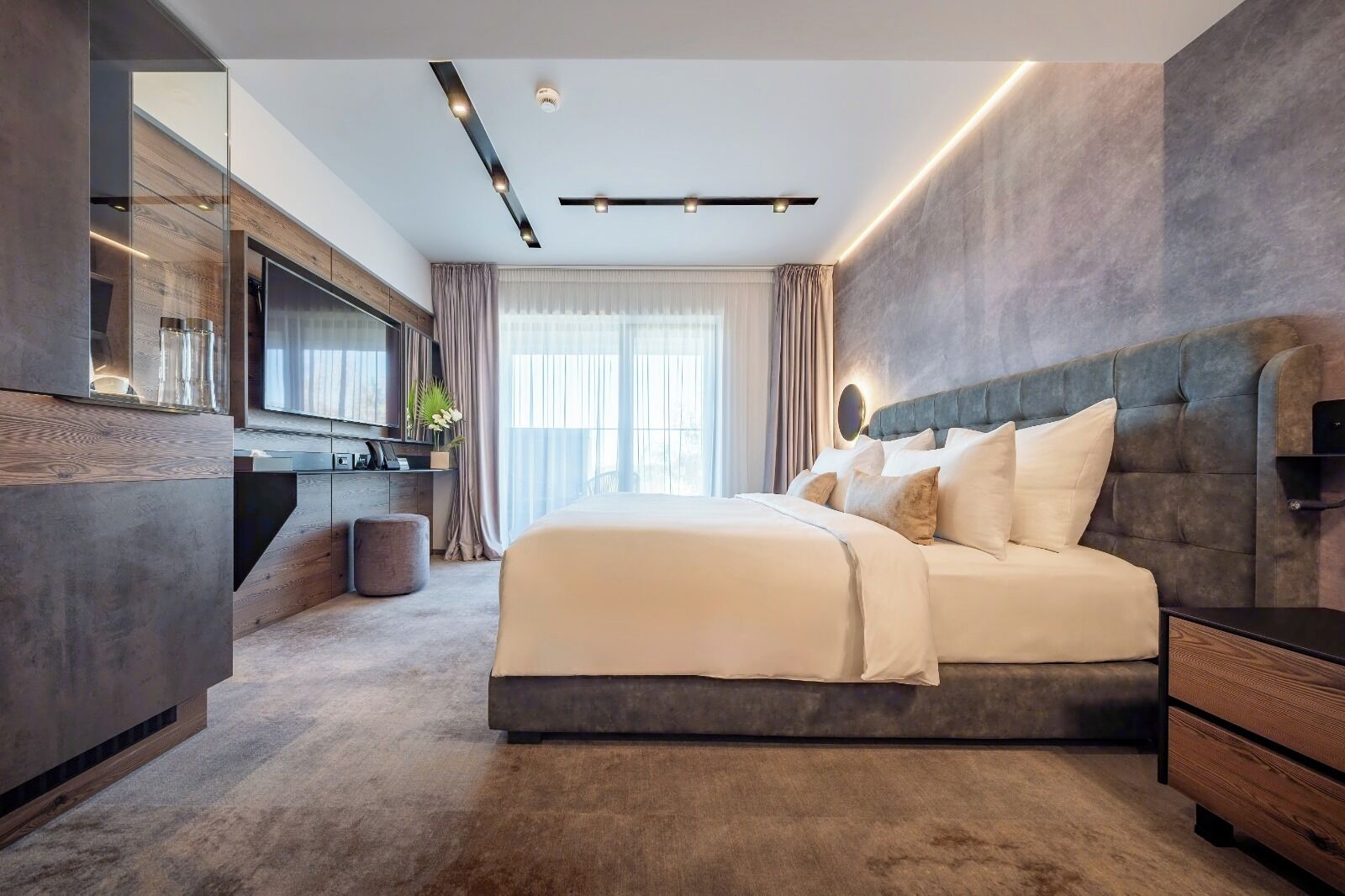 Family Triple Room | Desk, blackout drapes, soundproofing, free WiFi