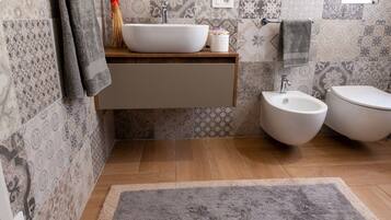 Bruser, hårtørrer, håndklæder