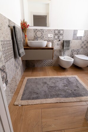 Shower, hair dryer, towels - Apartment 'Lu Furru - Carasau' with Air Conditioning (Telti)