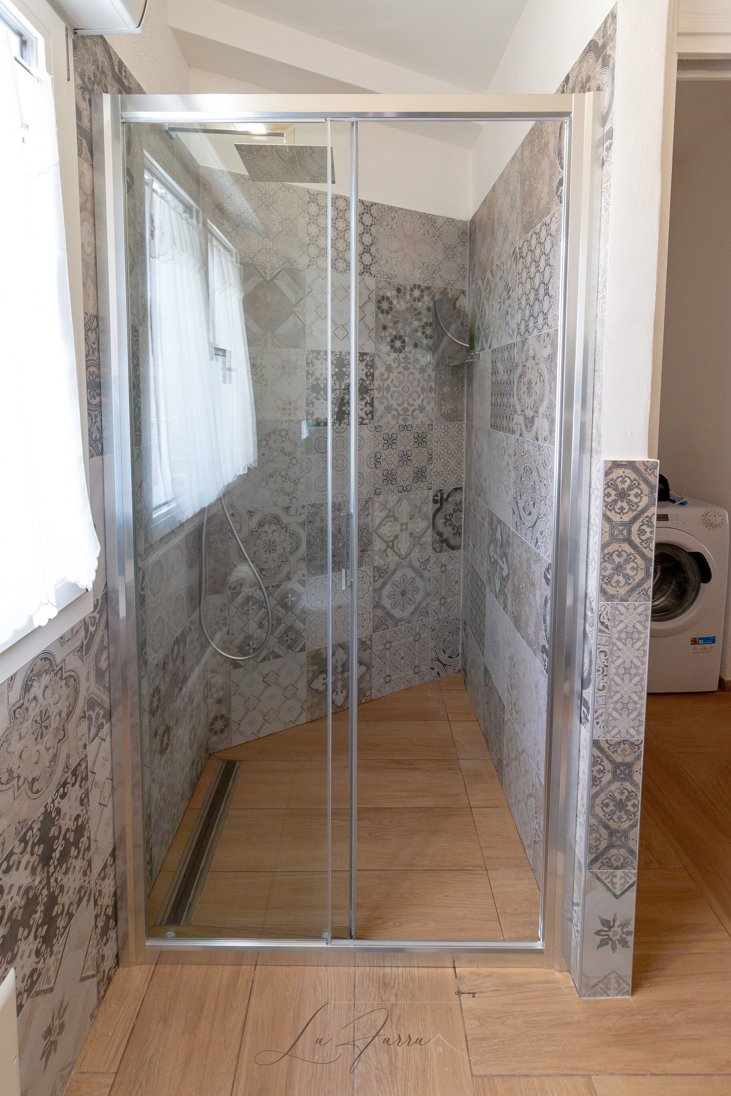 Dusche, Haartrockner, Handtücher
