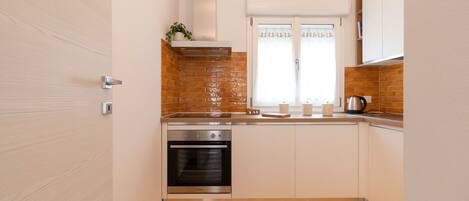 Kühlschrank, Ofen, Herdplatte, Geschirrspüler