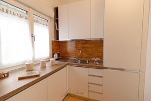 Fridge, oven, stovetop, dishwasher - Holiday Home 'Lu Furru - Coccu Apartment' with Air Conditioning (Telti)