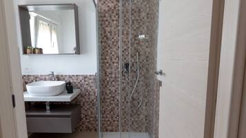 Dusche, Haartrockner, Handtücher