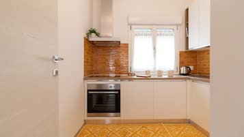 Een koelkast, een oven, een kookplaat, een vaatwasser