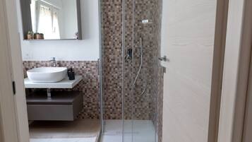 Bruser, hårtørrer, håndklæder