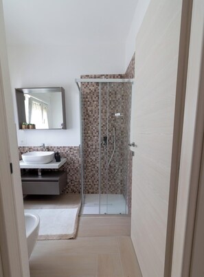 Shower, hair dryer, towels - Holiday Home 'Lu Furru - Coccu Apartment' with Air Conditioning (Telti)