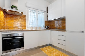 Fridge, oven, stovetop, dishwasher - Holiday Home 'Lu Furru - Coccu Apartment' with Air Conditioning (Telti)