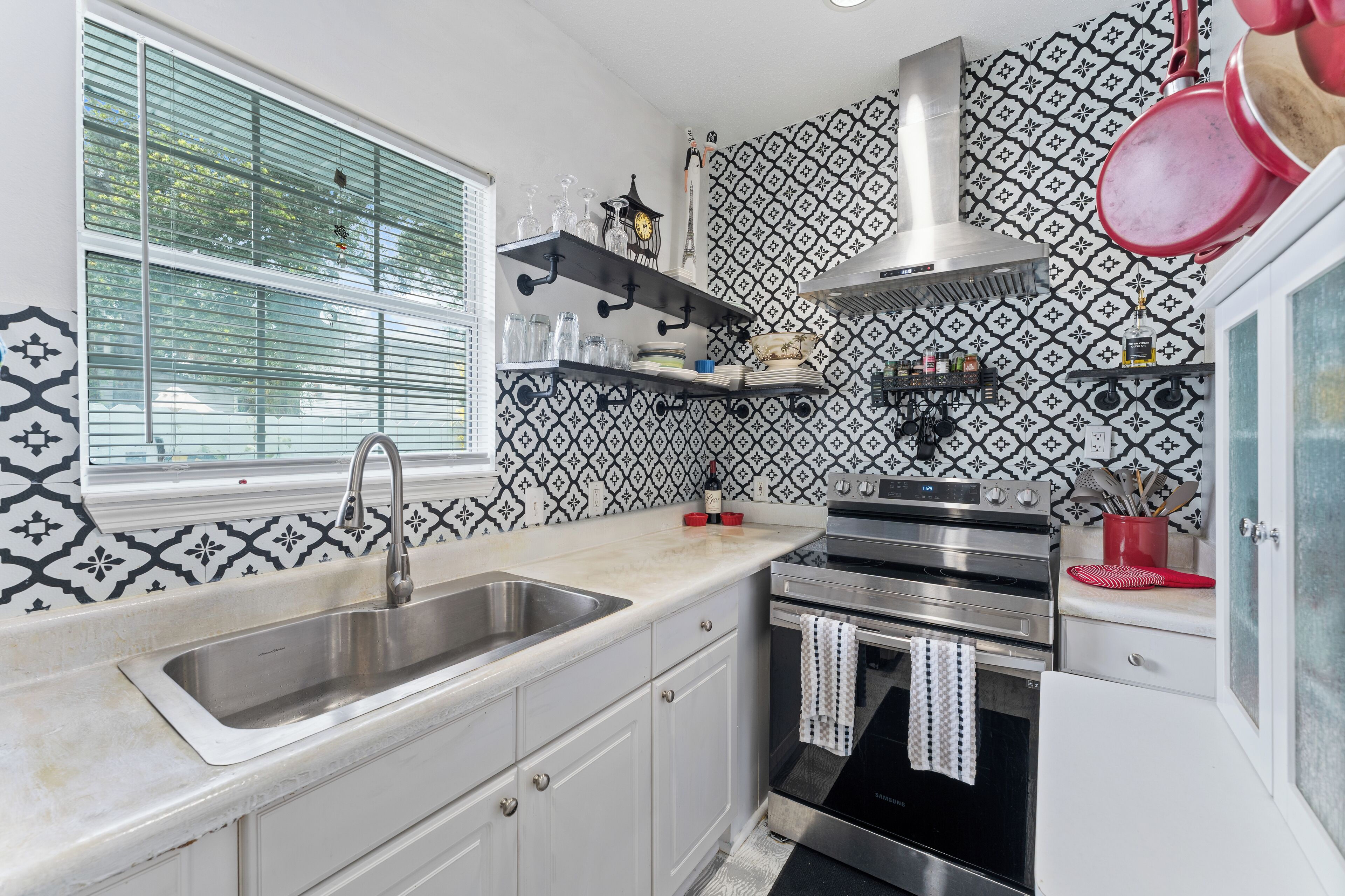 Microondas, horno y placa de cocina