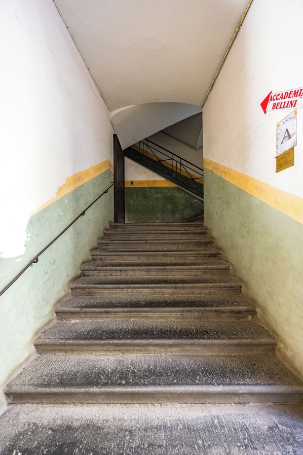 Una escalera con barandilla que conduce a un piso superior.