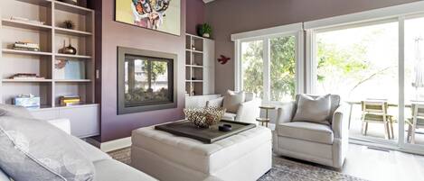 Smart TV, chimenea, futbolito y monitor de computadora