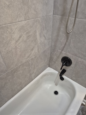 Serviettes fournies, savon, papier toilette