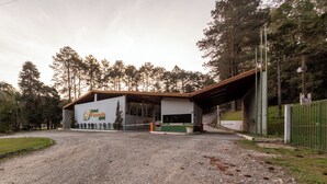 A gravel driveway leading to a building with a sign reading "Hotel Favenna APEN". - Hotel Fazenda da APM by Bhomy (Caieiras)