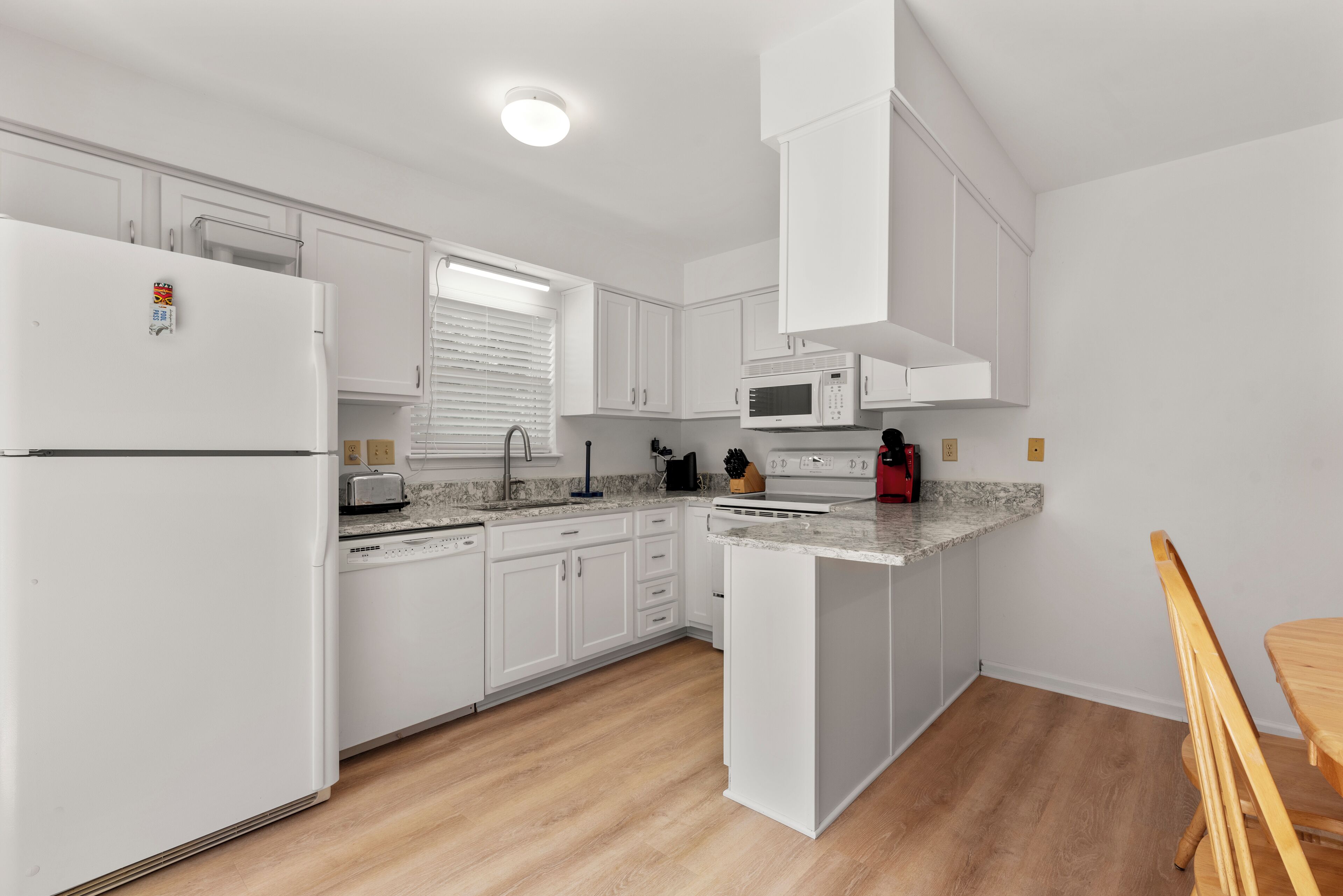 Kjøleskap, mikrobølgeovn, ovn og kokeplater