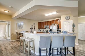 Microondas, horno, parrilla de estufa y lavavajillas 