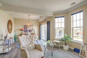 Televisión, chimenea, monitor de computadora y impresora 