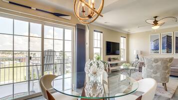 Télévision, cheminée, écrans d'ordinateur, imprimantes