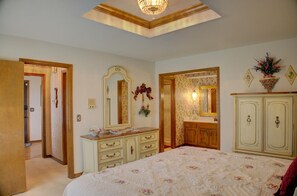4 habitaciones, tabla de planchar con plancha, wifi y ropa de cama 