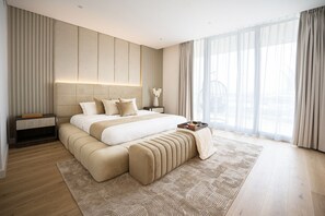 Escritorio, tabla de planchar con plancha, wifi y ropa de cama 