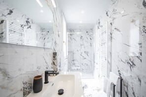 Dusche, kostenlose Toilettenartikel, Haartrockner, Bidet