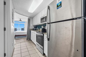 Køleskab, mikrobølgeovn, ovn, kogeplade