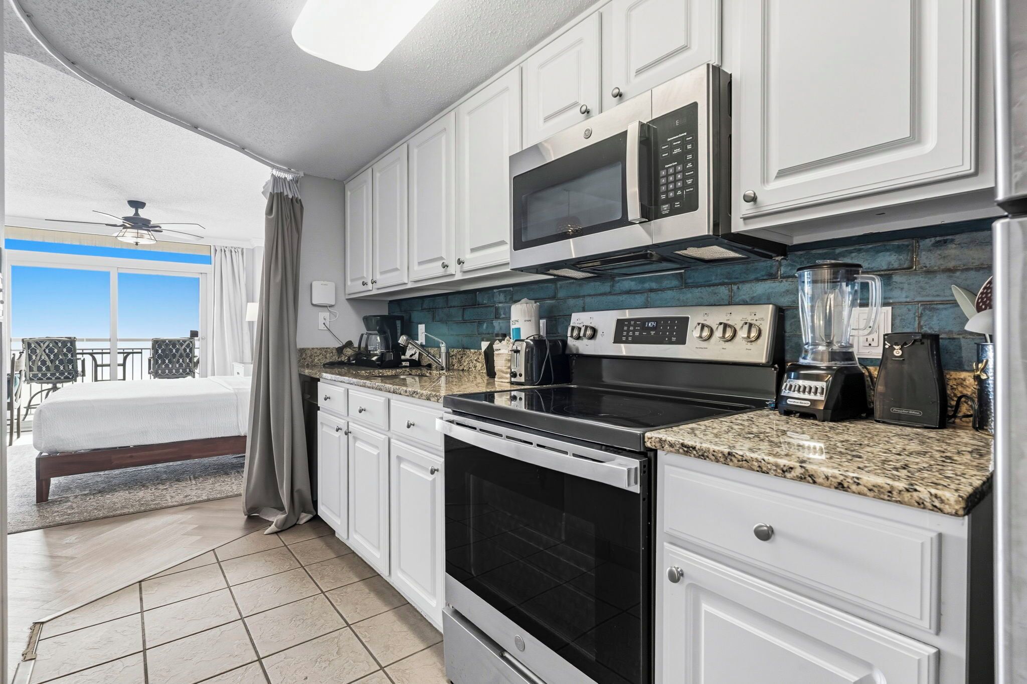 冷蔵庫、電子レンジ、オーブン、コンロ