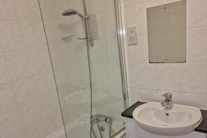 Shower, hair dryer, towels - Canary Wharf Luxury Skyline/riverthames View Apartment (London)