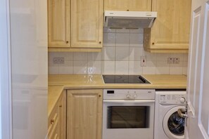 Fridge, microwave, oven, stovetop - Canary Wharf Luxury Skyline/riverthames View Apartment (London)